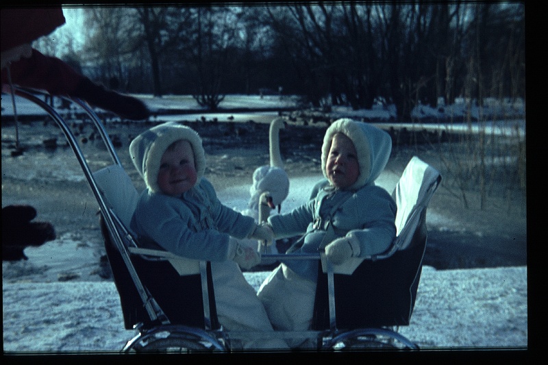 13.Wilhelminapark dec 1964 Brigitte,Marion.JPG